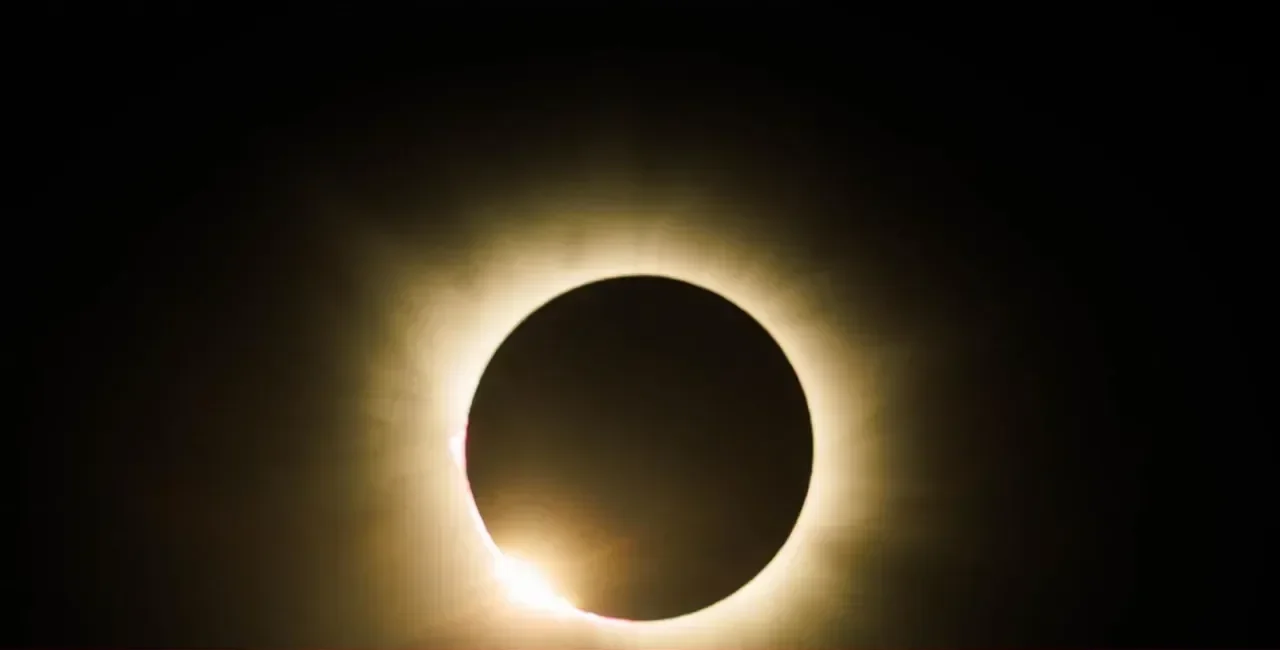26 Segundos de Noite: Eclipse Solar Total em Portugal Domina Capas dos Jornais