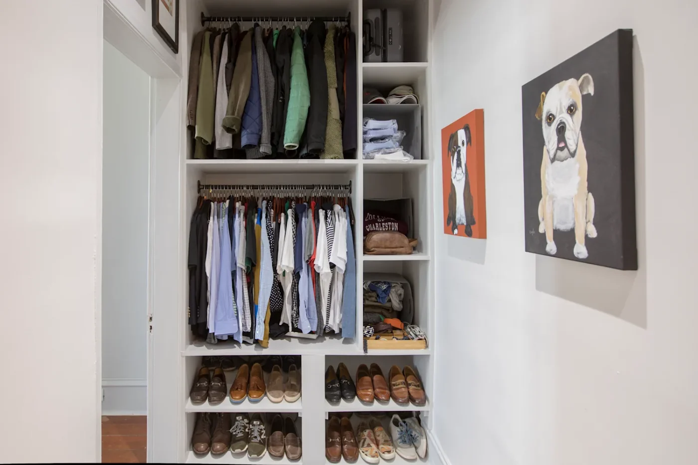 6 Estratégias Comprovadas para Duplicar o Espaço de um Roupeiro Pequeno