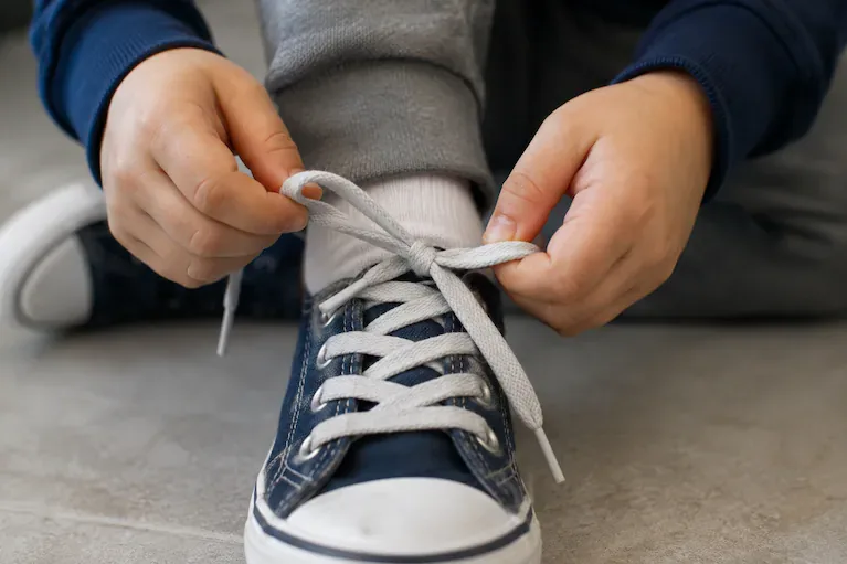 Atarse los cordones se vinculó con mejores capacidades de coordinación. (Imagen ilustrativa generada con IA)
