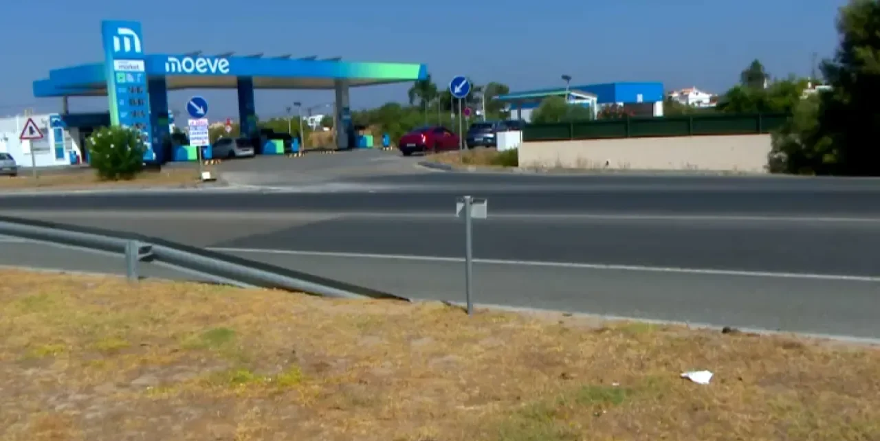 Colisão Aparatosa em Albufeira Deixa Viatura Destruída e Um Ferido Grave