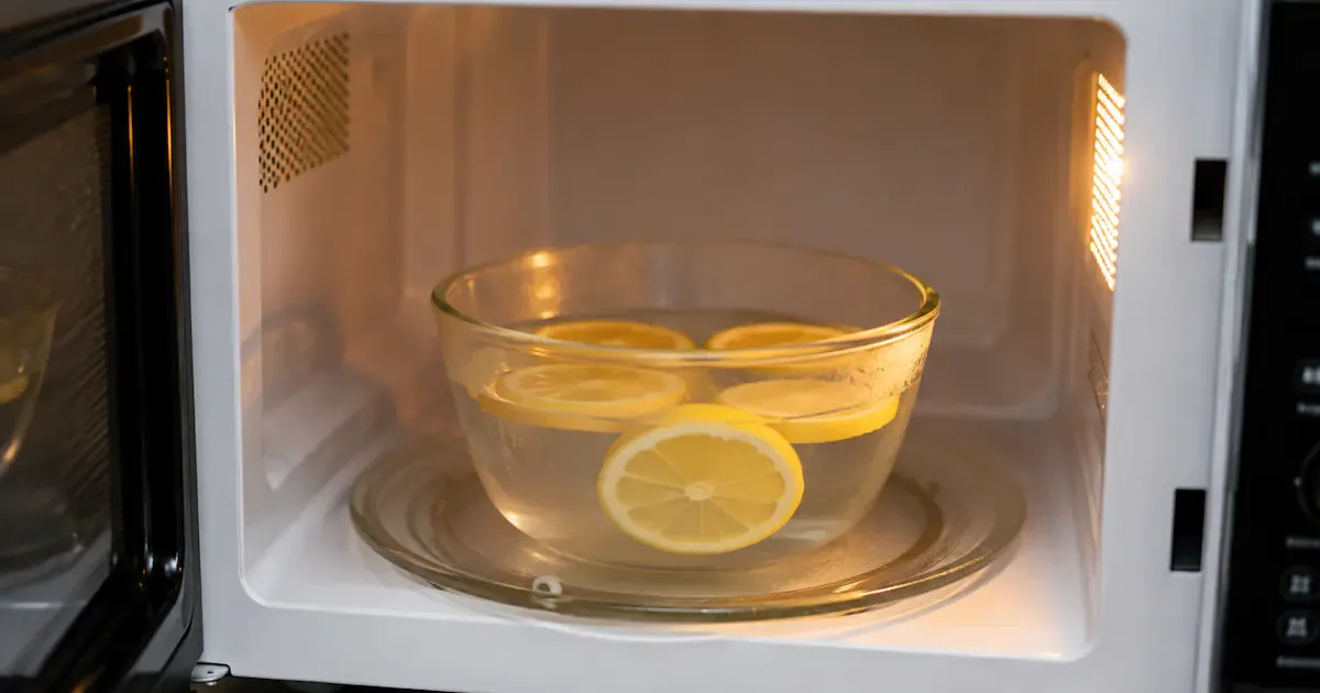 Como limpar o micro-ondas com 1 recipiente de água e meio limão