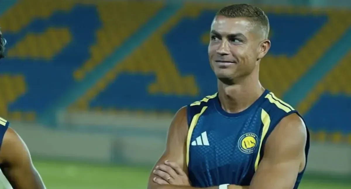 Cristiano Ronaldo Regressa ao Al Nassr com Anel no Dedo e Recebe Ovação