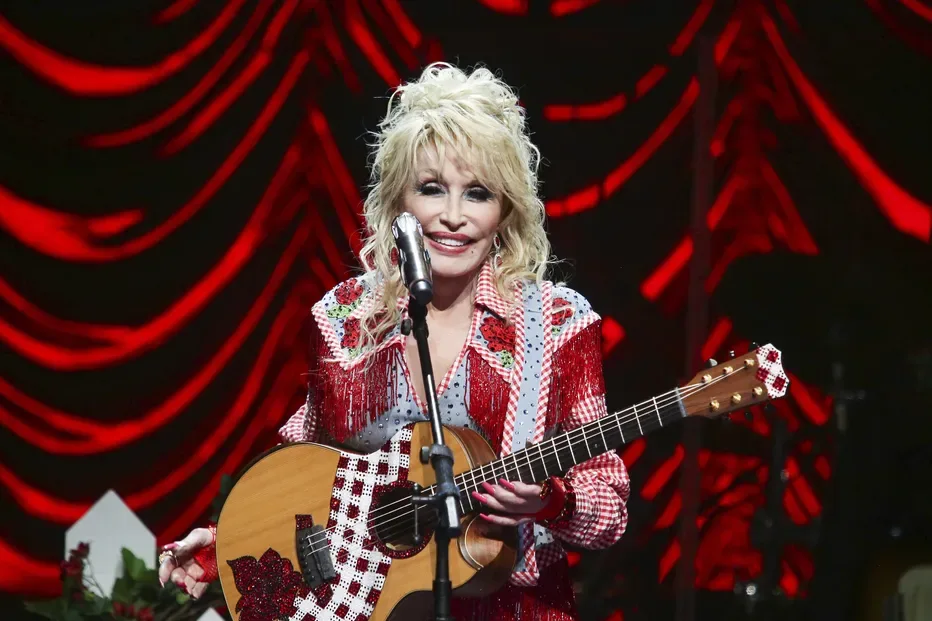 Dolly Parton atua no Austin City Limits Live, no âmbito do evento «Dollyverse» da Blockchain Creative Labs, durante o Festival de Música South by Southwest, na sexta-feira, 18 de março de 2022, em Austin, Texas