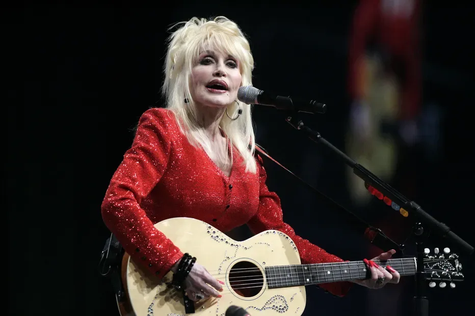Dolly Parton atua numa convenção da United Way of America em Detroit, na sexta-feira, 15 de maio de 2009