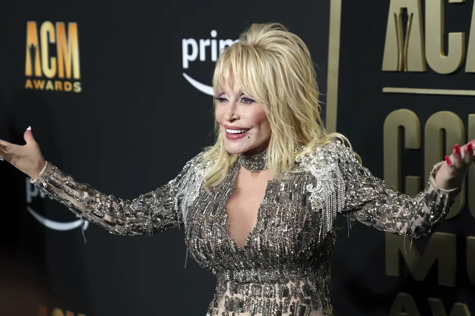Dolly Parton chega à 58.ª edição dos Prémios da Academia de Música Country, na quinta-feira, 11 de maio de 2023, no Ford Center, em Frisco, Texas