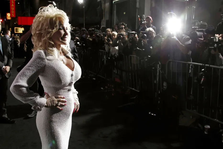 Dolly Parton chega à estreia de «Joyful Noise» em Los Angeles, na segunda-feira, 9 de janeiro de 2012