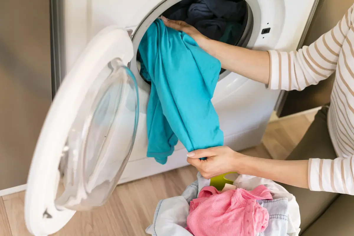 El vinagre blanco actúa como un suavizante natural, ya que ayuda a eliminar los restos de detergente que quedan atrapados en las fibras de la ropa.