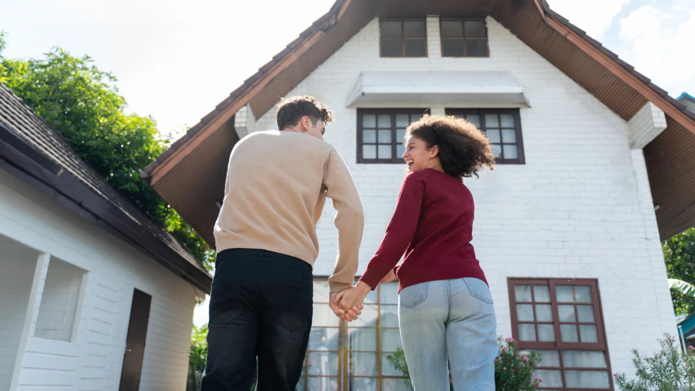 Esqueça o cimento: Caminhos de madeira custam desde 25€ por m² e transformam o jardim