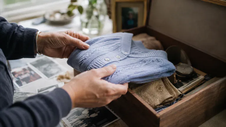Guardar la ropa de alguien fallecido puede ser una manera de conectar con ella aunque ya no esté. (Imagen ilustrativa generada con IA)