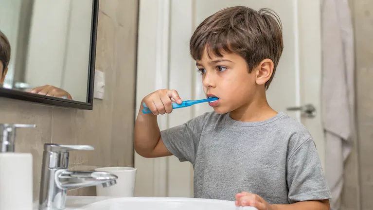 Los chicos que sabían atarse los cordones demostraron saber cepillarse mejor los dientes. (Imagen ilustrativa generada con IA)
