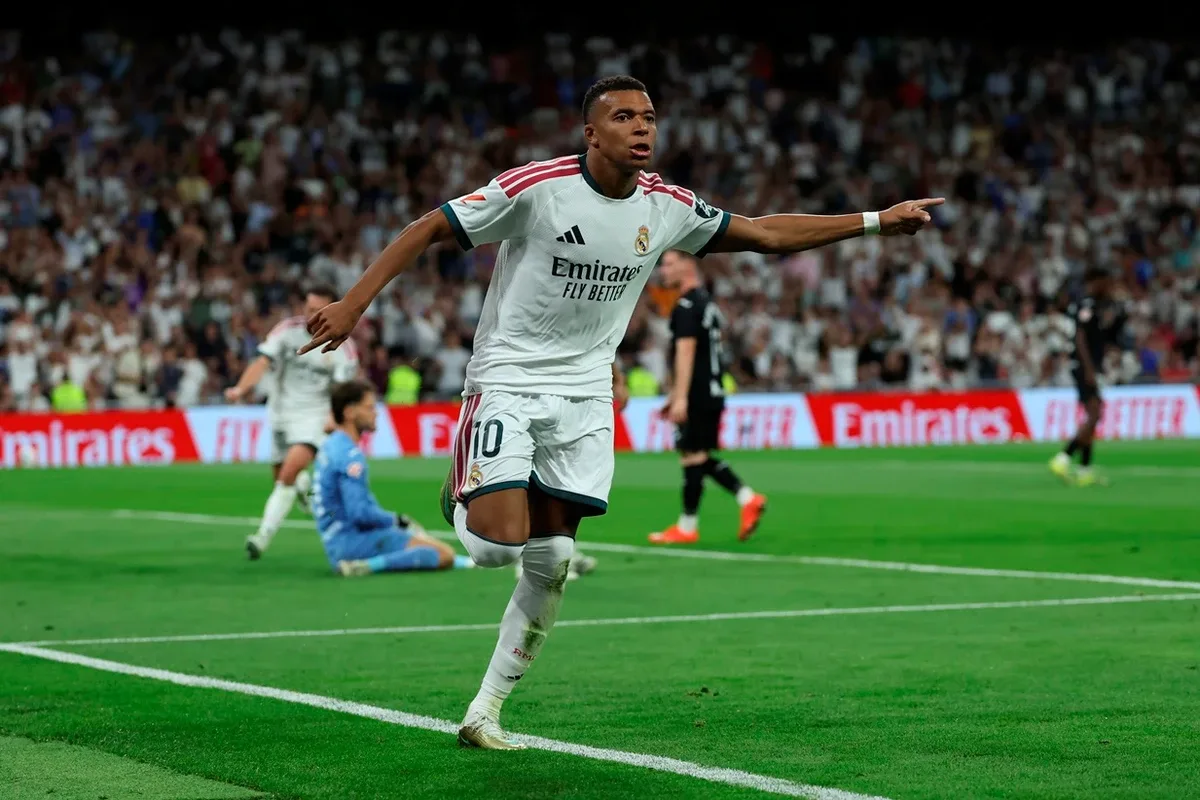 Mbappé Assina Hat-Trick na Goleada do Real Madrid Frente à Real Sociedad