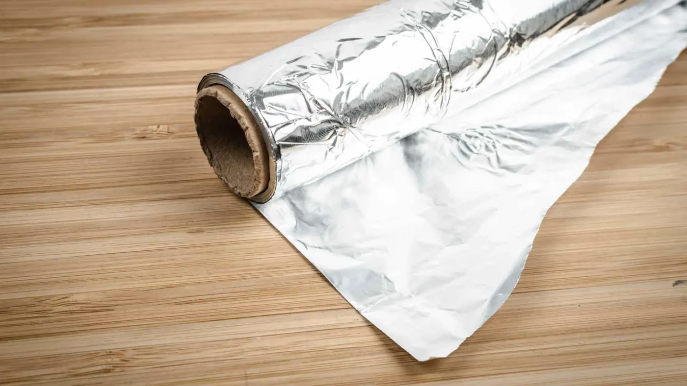 O Grande Mito do Papel de Alumínio: Qual Lado Deve Tocar na Comida?