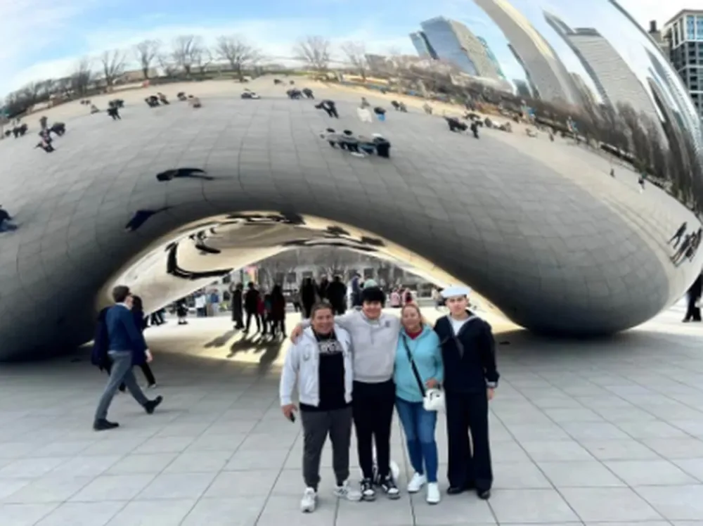 O marinheiro americano Joshua Aviles com sua família — Foto: Reprodução/Facebook