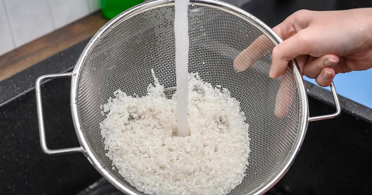 O Que Acontece Quando Lava o Arroz Antes de Cozinhar (A Ciência Explica)