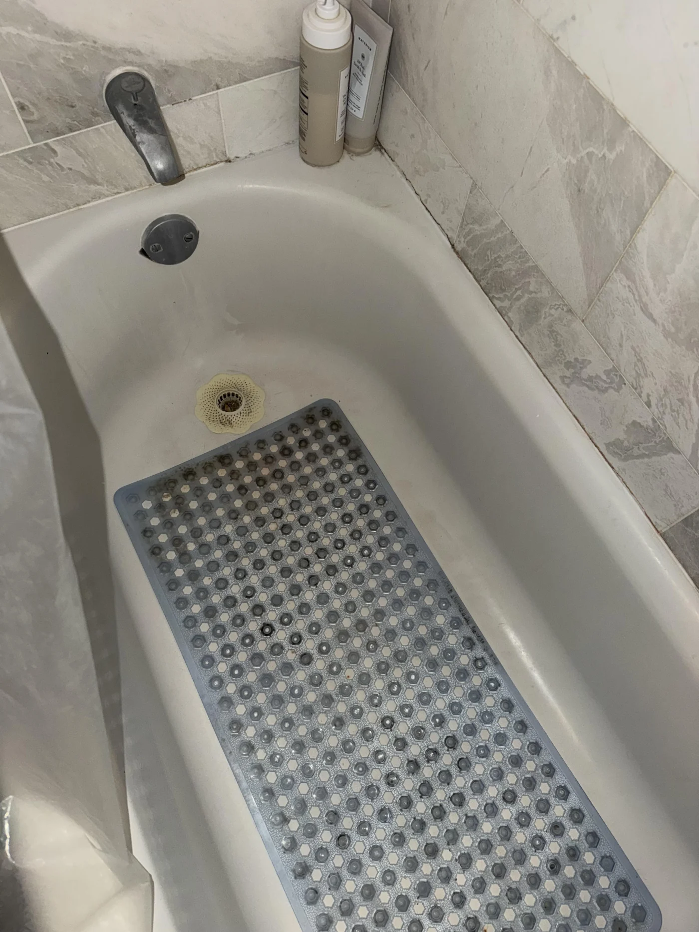 Como Limpar e Evitar Bolor no Tapete de Banho (Guia Prático)