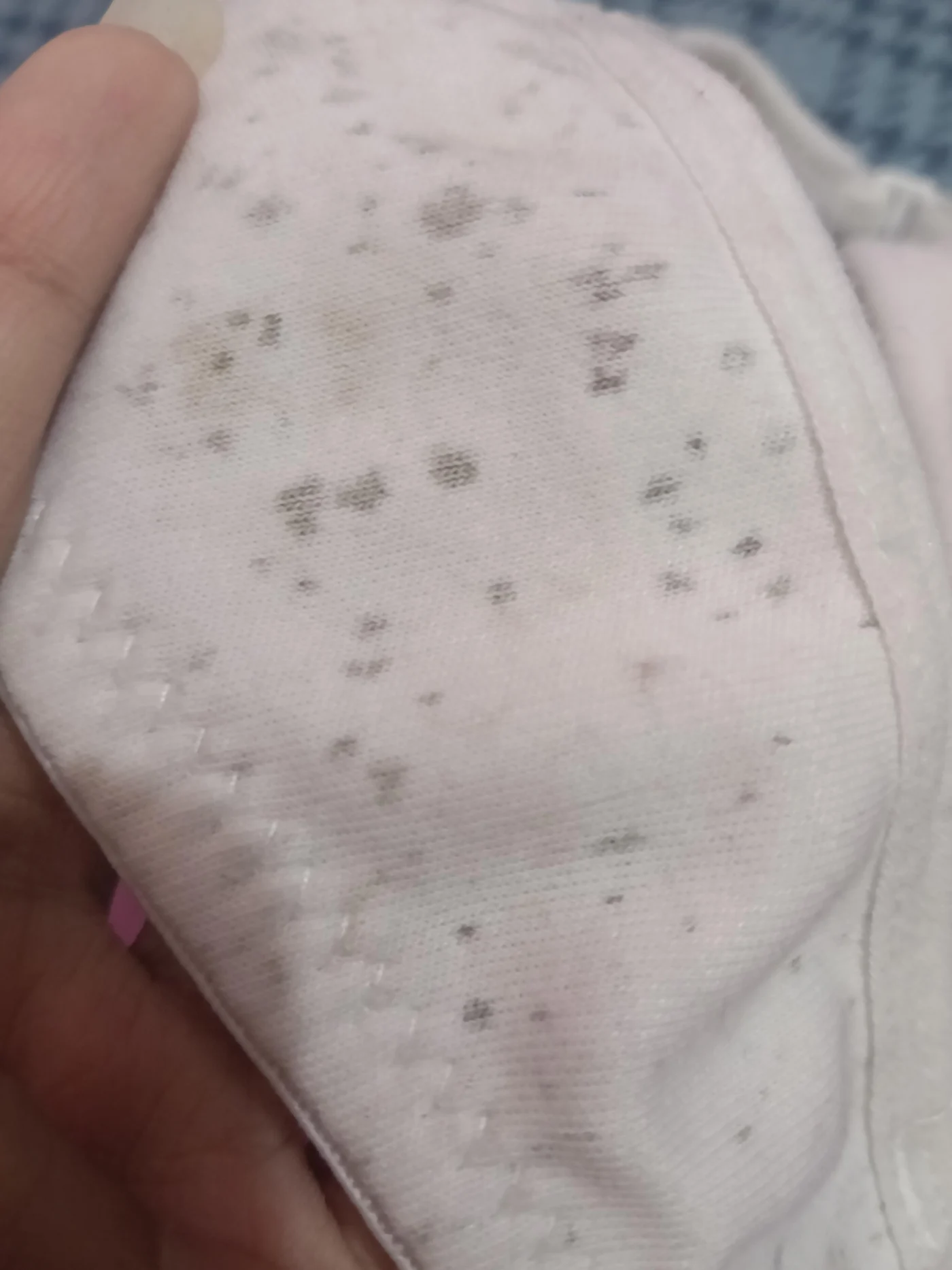 O Segredo Para Acabar Com as Misteriosas Manchas Escuras na Roupa Lavada