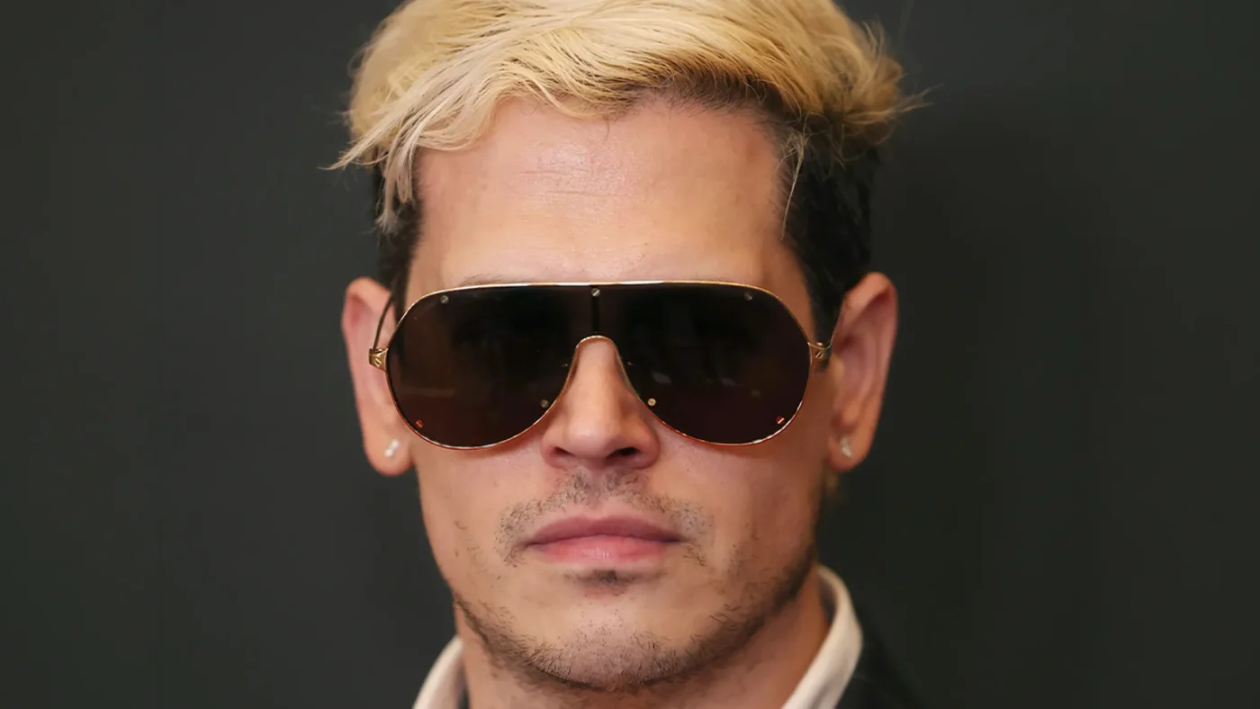 Tribunal Expõe 3 Alegados Ataques e Mensagens Raciais de Milo Yiannopoulos Antes de Detenção pelo ICE